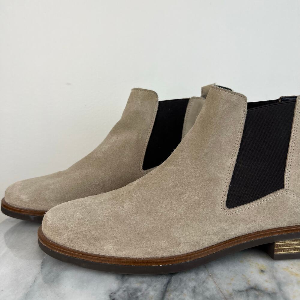 Clarks Women's Beige Suede Pull On Ankle Chelsea Boots (Sz 8.5) - Picture 9 of 11